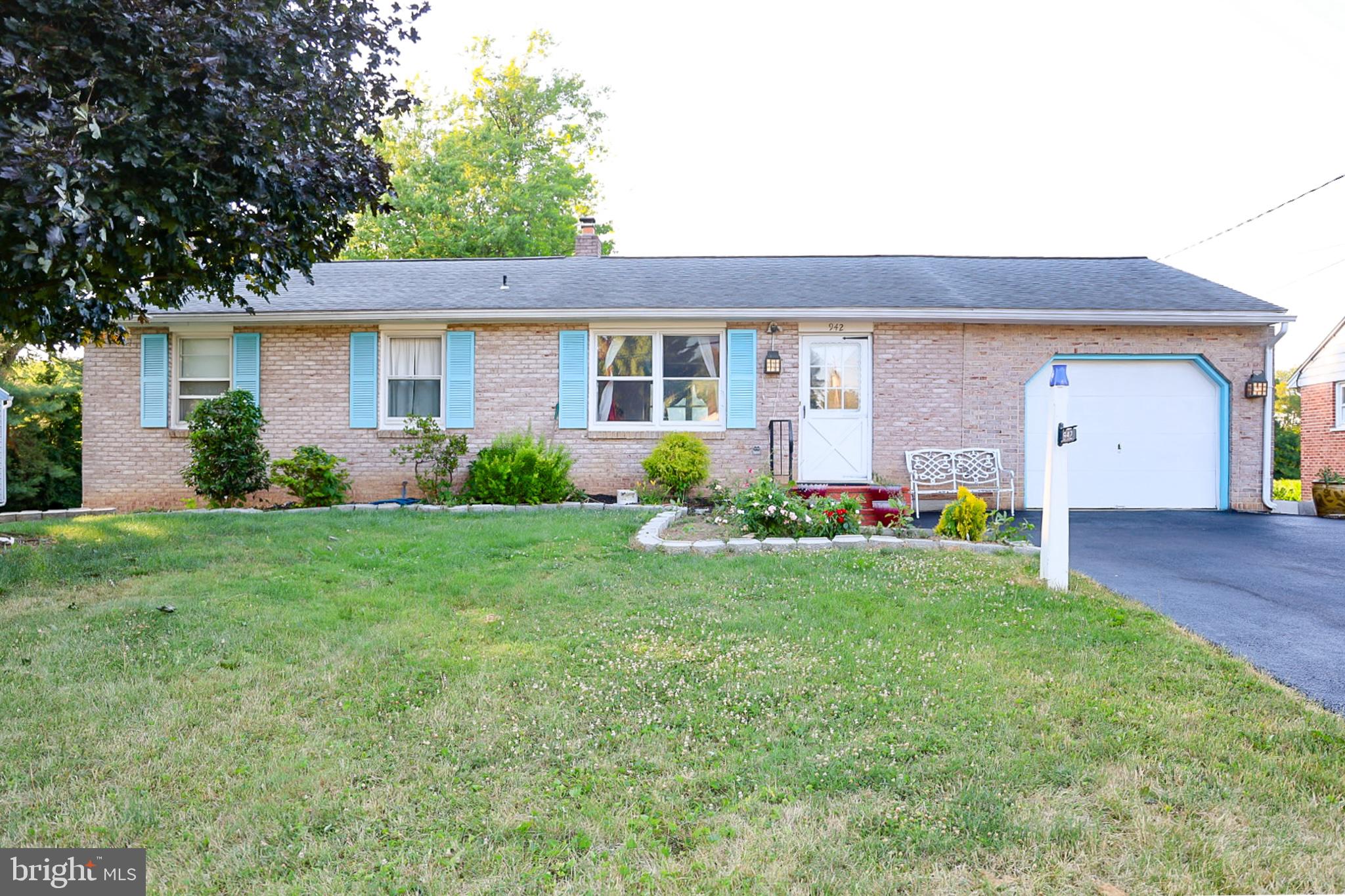 a view of a house with backyard and garden