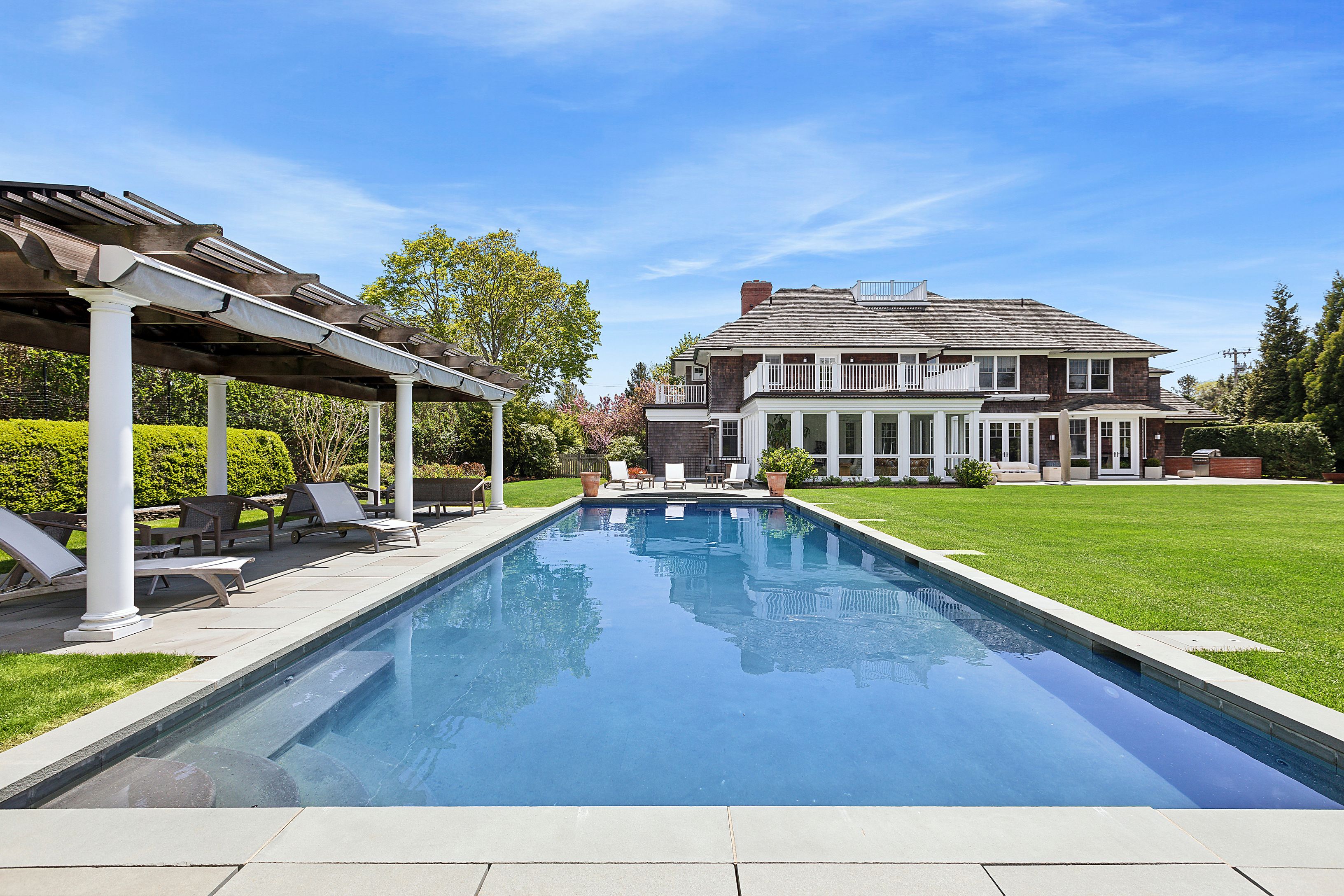 a view of a house with a backyard