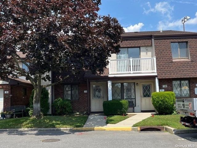 $399,900 | 92 Cambridge Drive, Unit 92 | Copiague