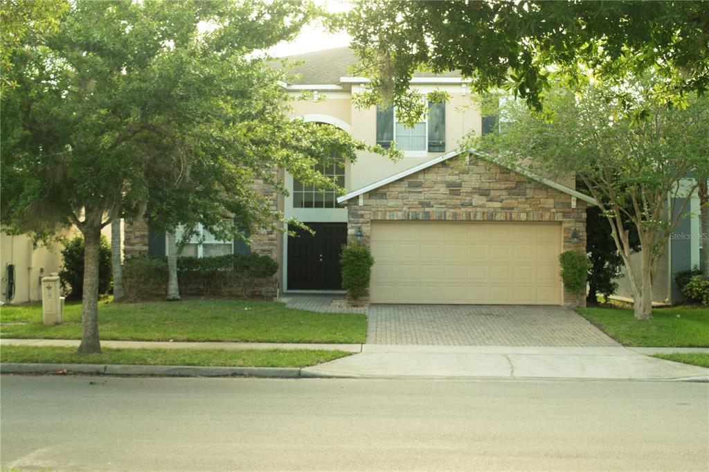 a view of a house with a yard