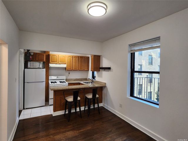 $2,500 | 21-78 35th Street, Unit 3E | Astoria