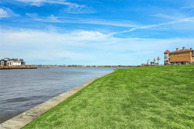 $450,000 | 2498 Beacon Circle | South Shore Marina