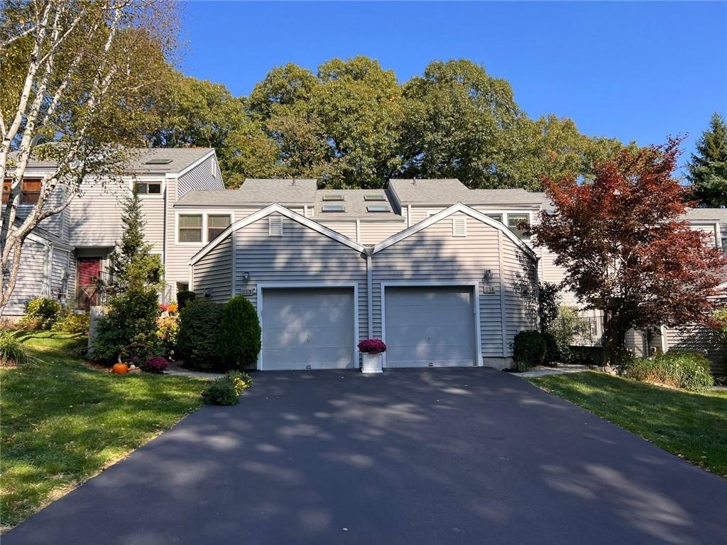 Easy living in fabulous Fox Hill, close to train, shopping and less than an hour from NYC.