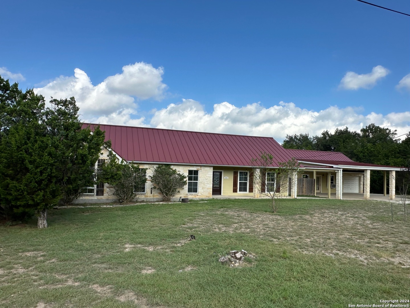 a view of a house with a yard