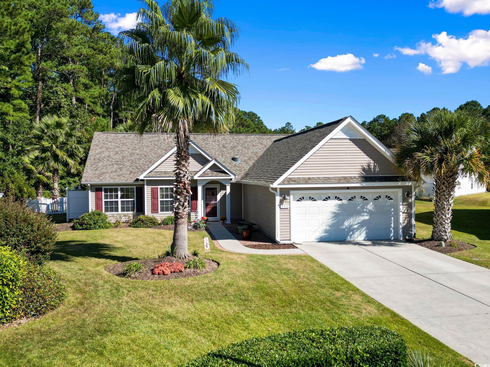 View of front facade featuring a front yard and a