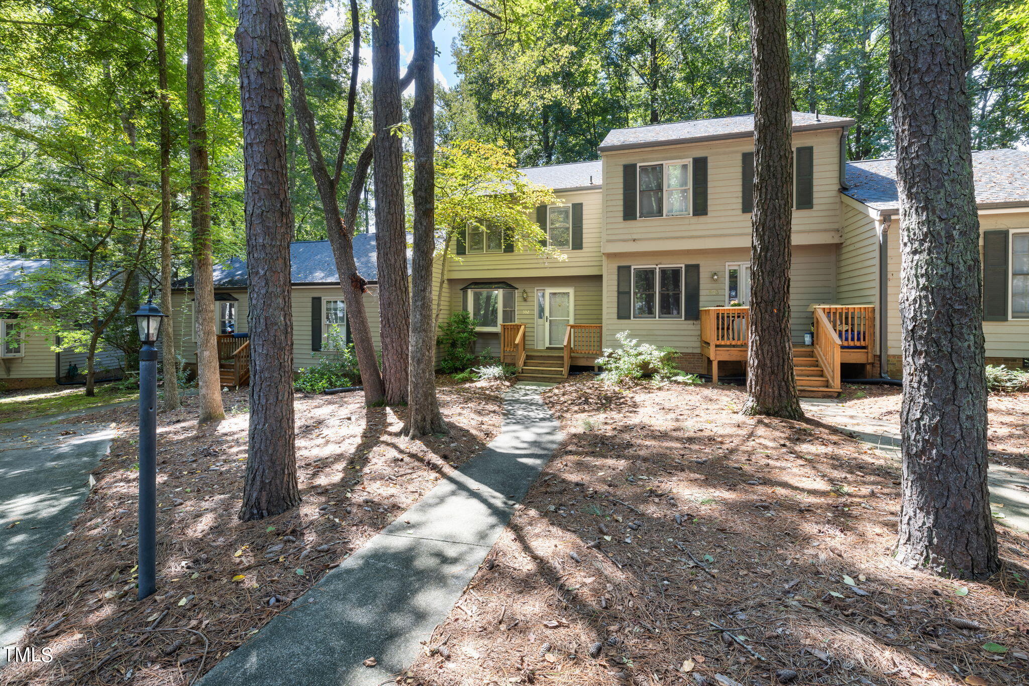 a view of a house with backyard and garden