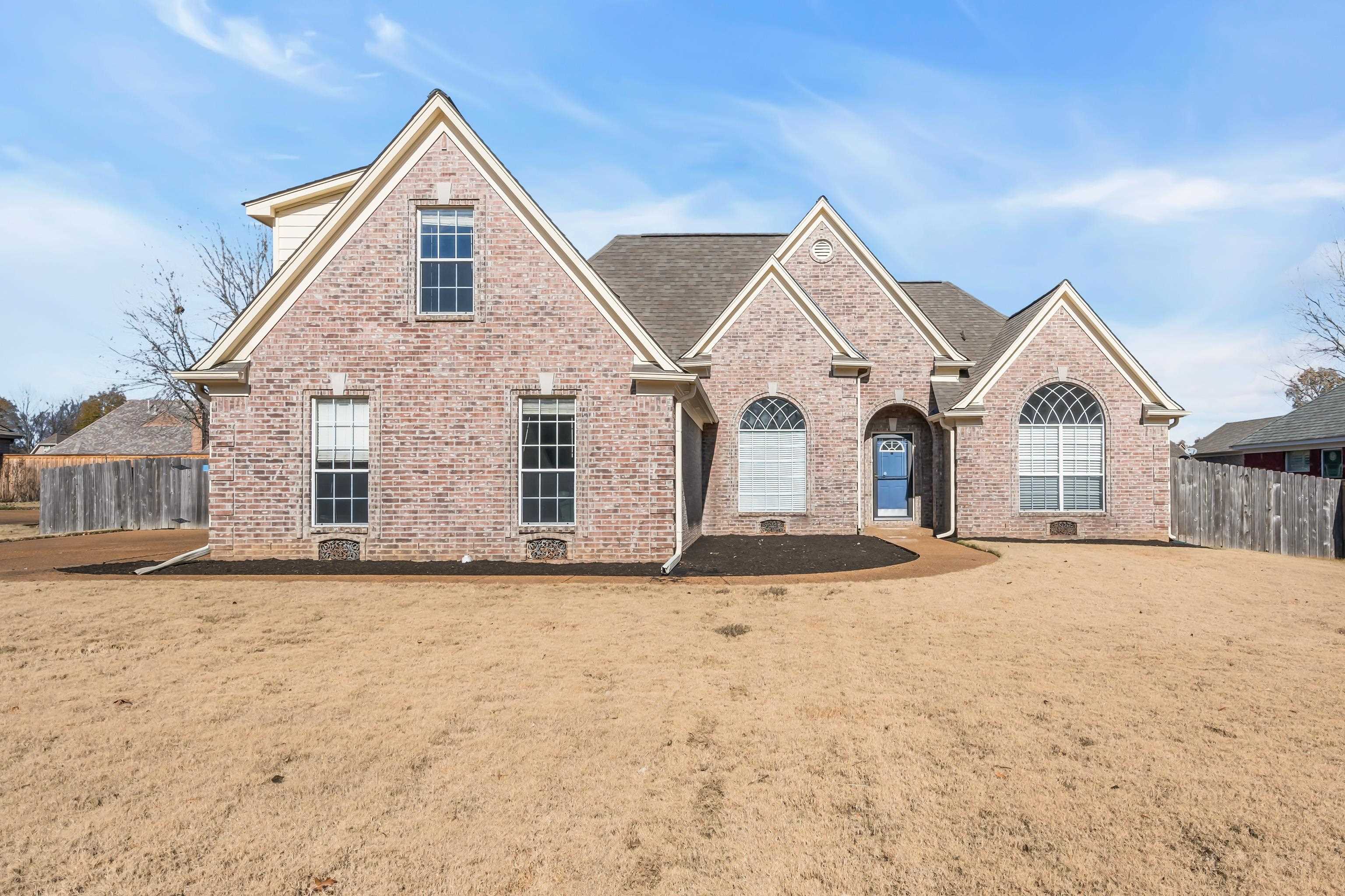 a view of a house with yard