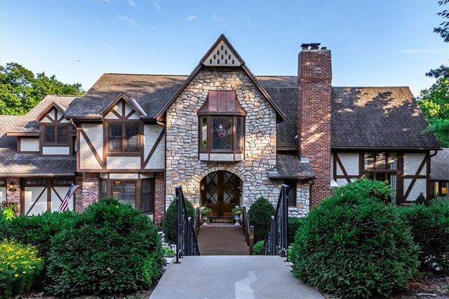 $1,095,000 | 4809 Summit Circle | Shawnee Mission