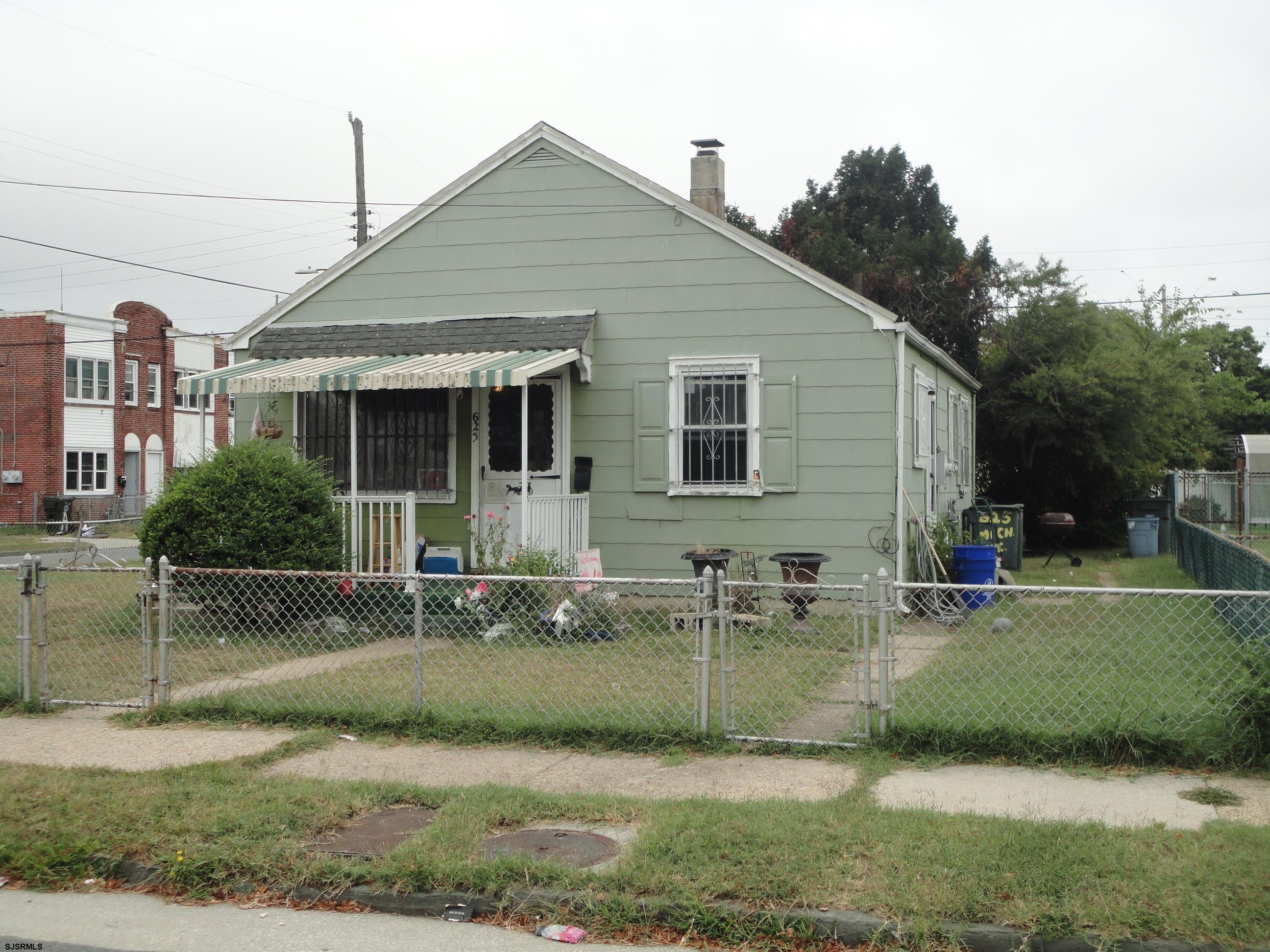 a view of a house with a backyard