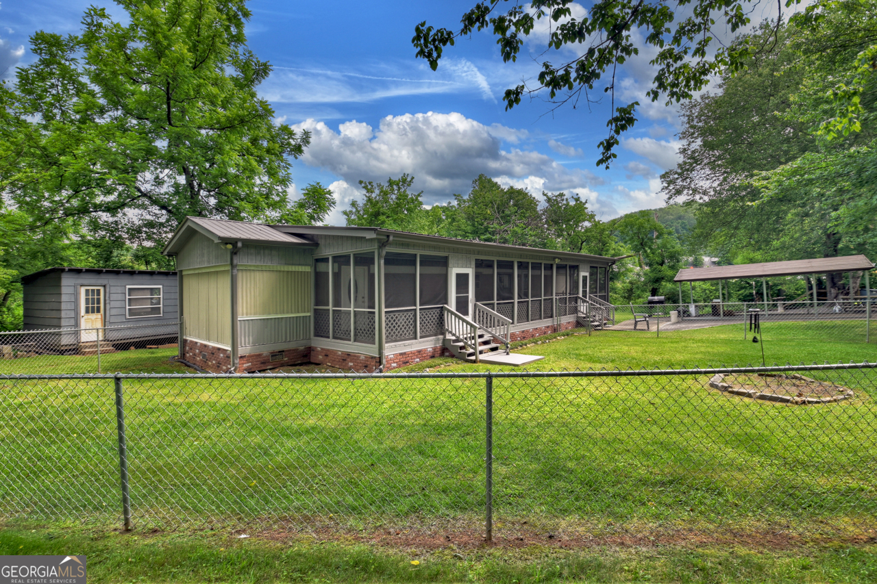 a view of a house with backyard