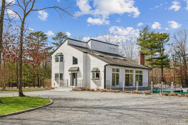 $1,949,000 | 19 Indian Pipe Drive | Quogue