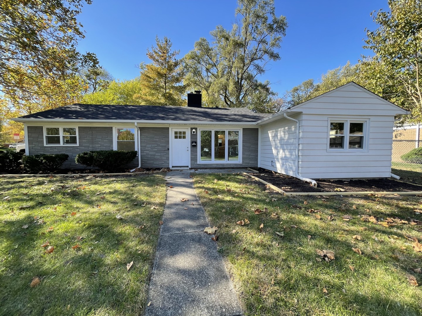 a view of a house with a yard