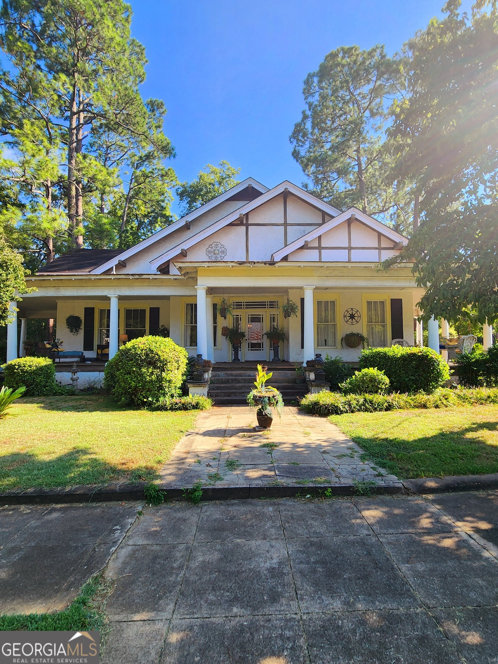 a view of a house with yard and plants