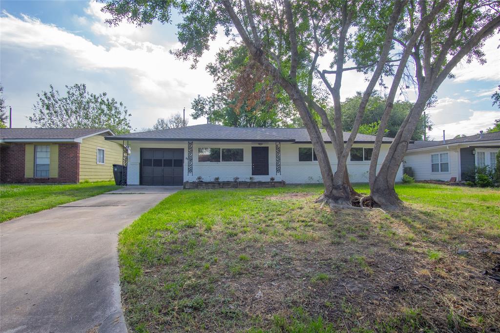 a view of a house with a backyard