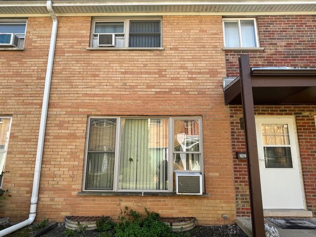 $159,000 | 202 Linn Court, Unit C | North Aurora