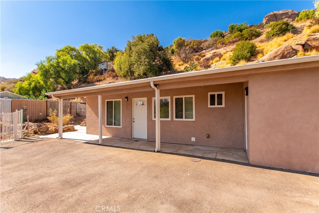 a view of a house with a backyard