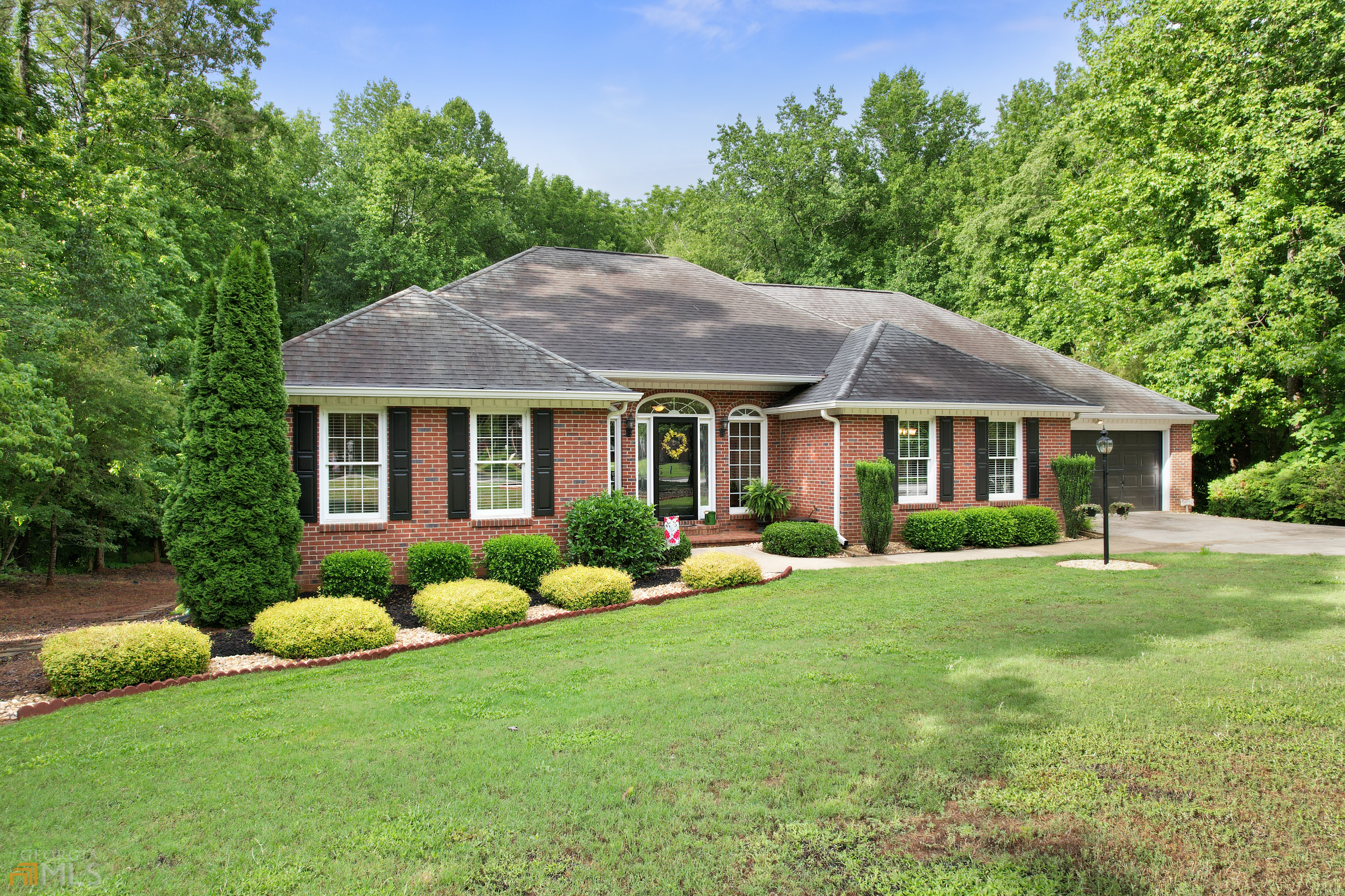 a view of a house with a yard