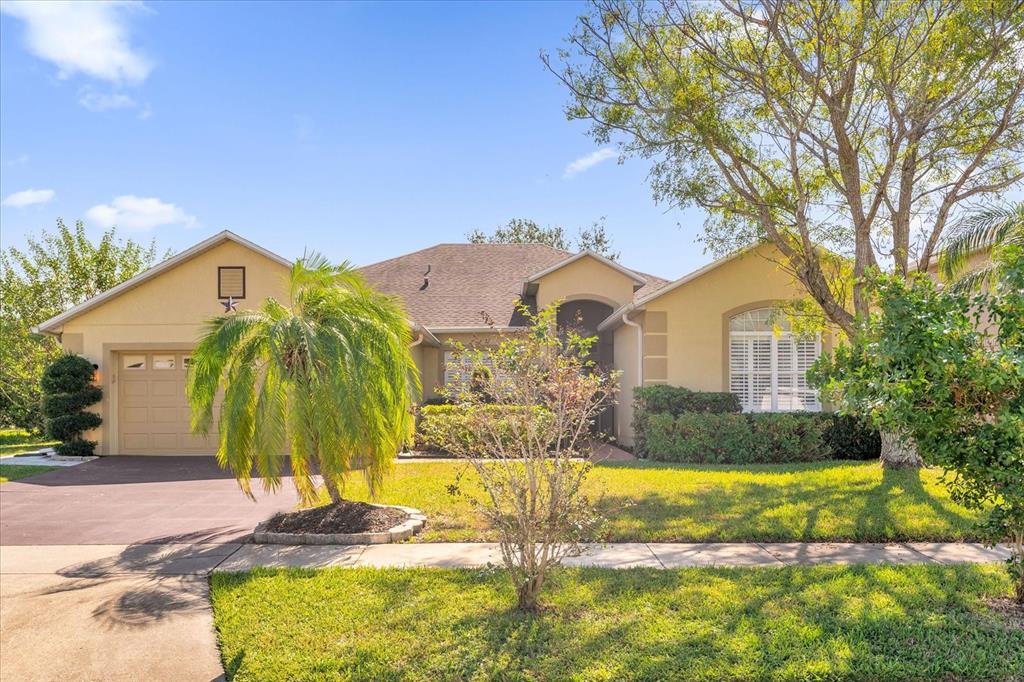 a view of a house with a yard