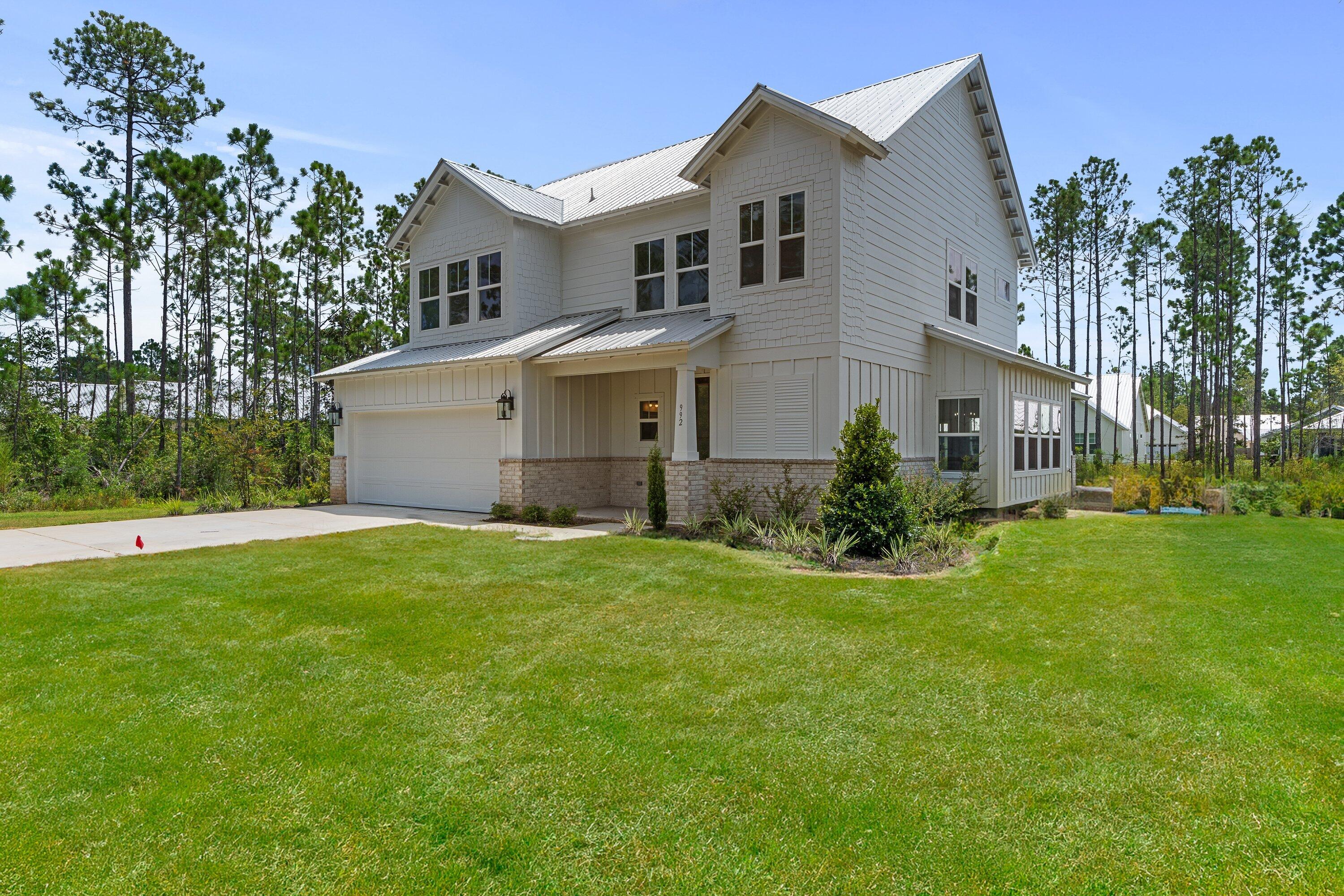 a view of an house with backyard and garden