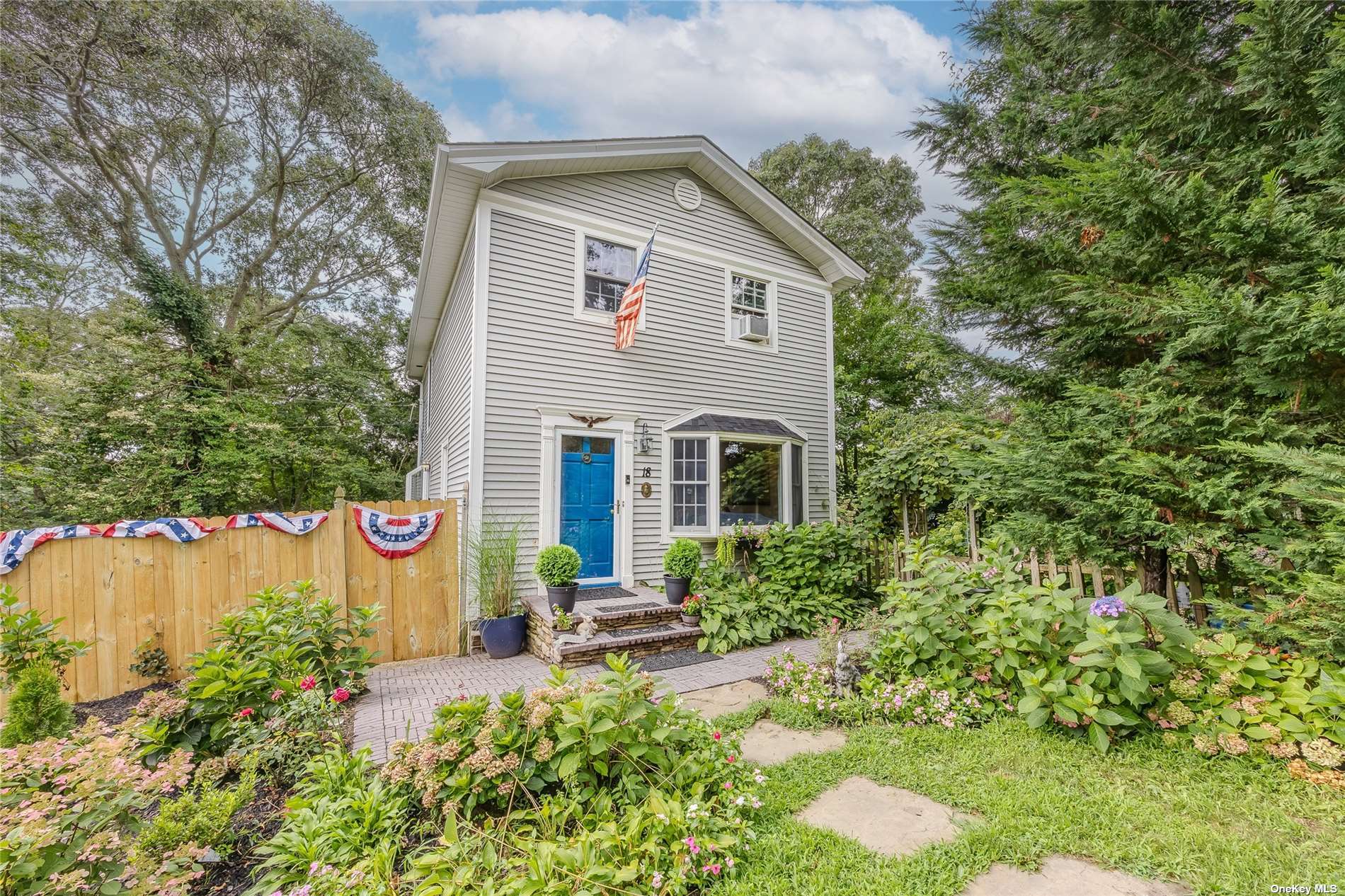 a view of a house with backyard and garden