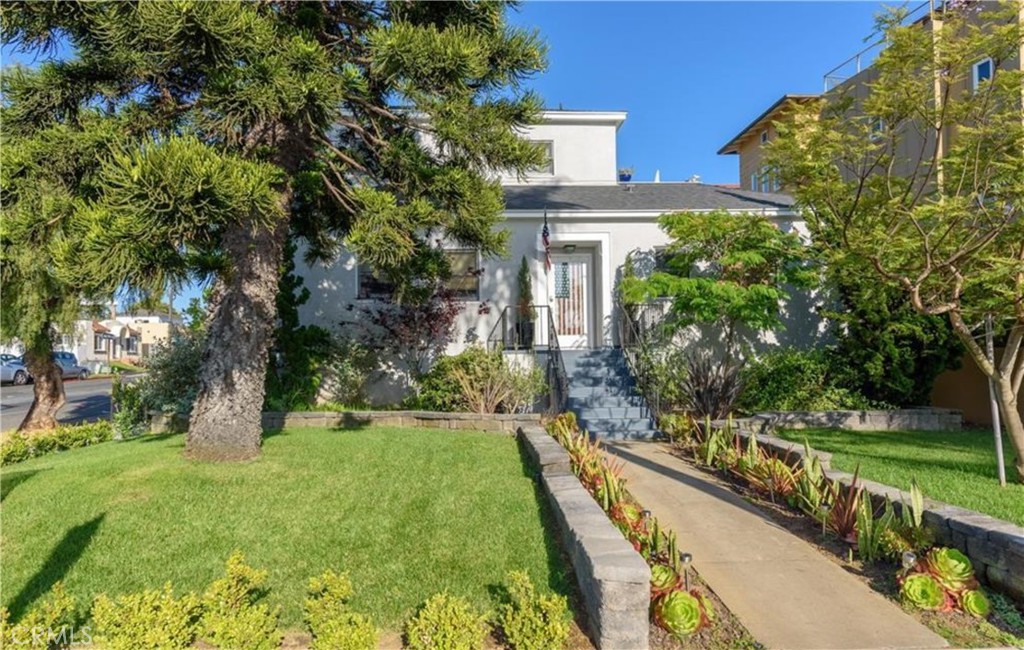 a view of house with backyard