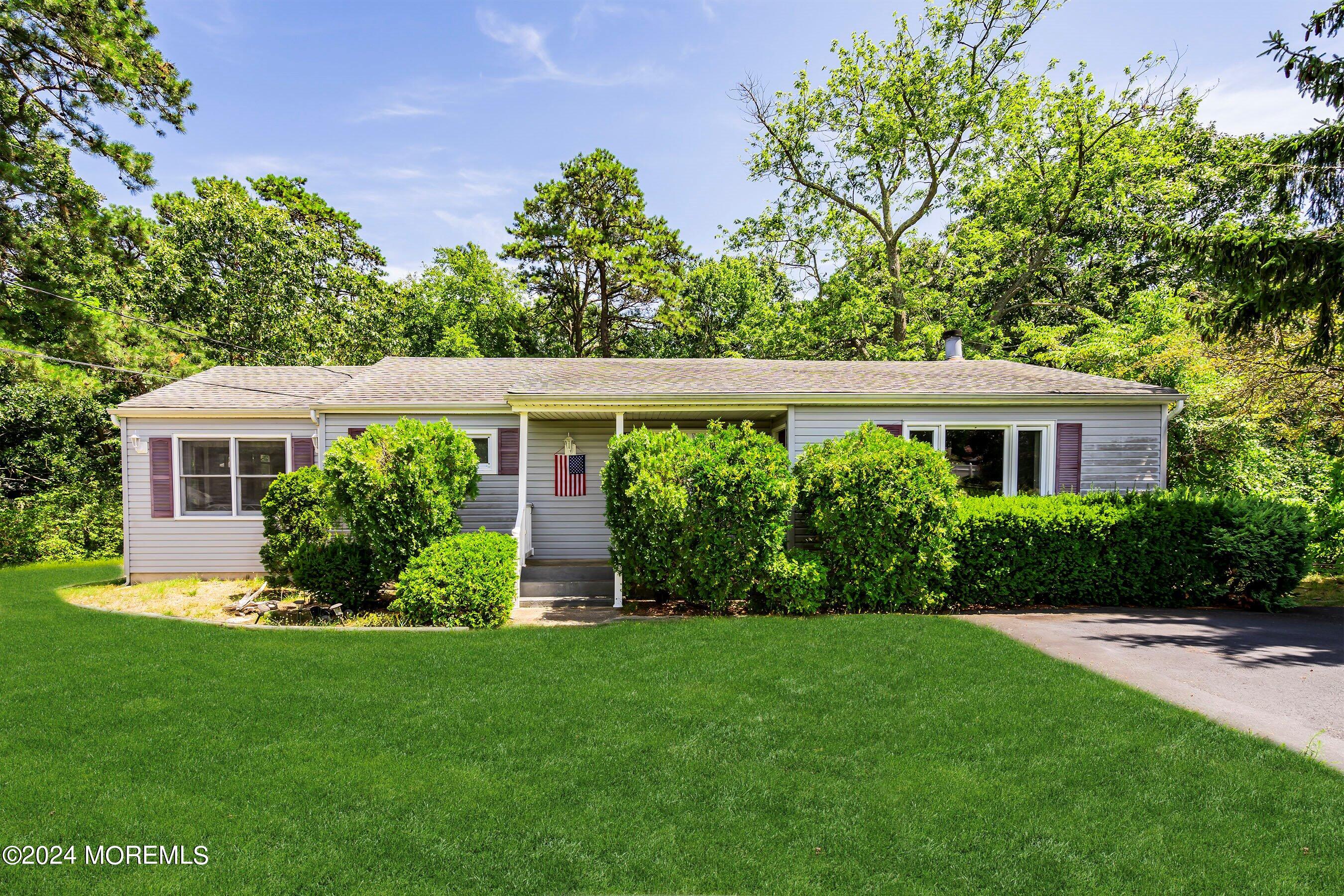 a view of house with garden and yard