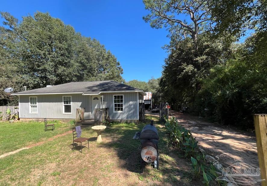 a view of a house with backyard