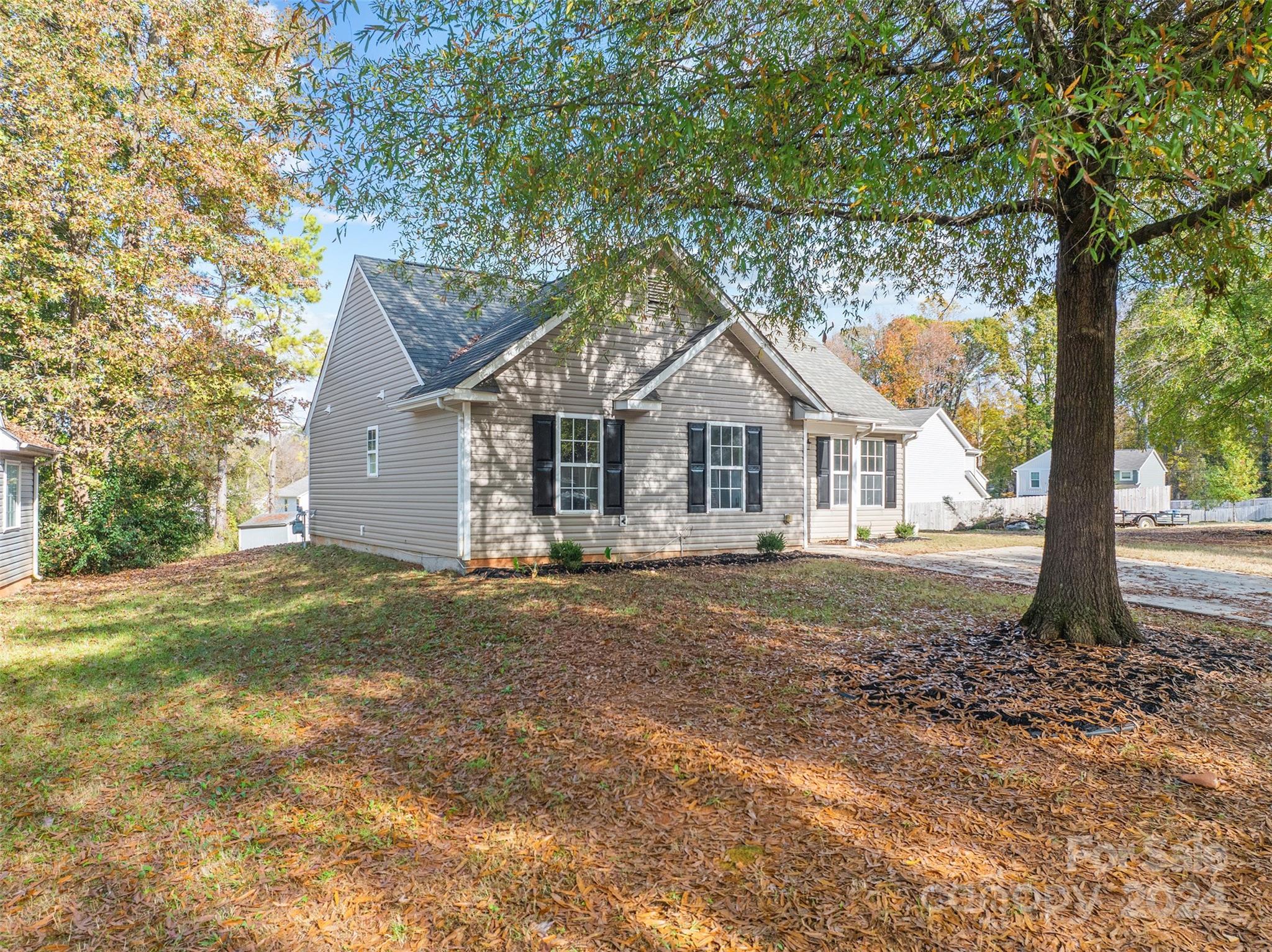 a view of a house with a yard