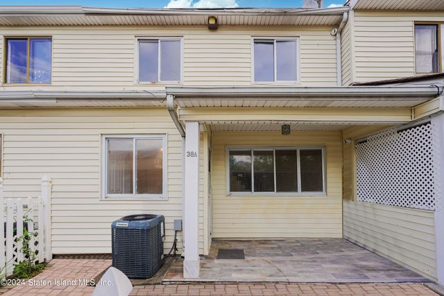 $525,000 | 38 Greentree Lane, Unit A | Bulls Head