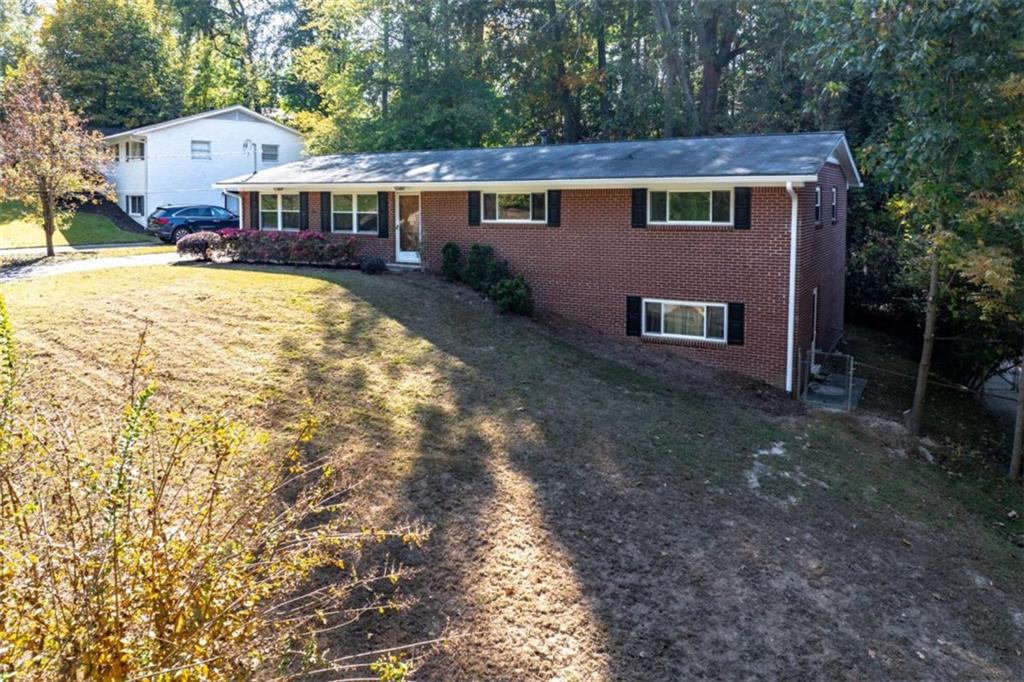 a view of a house with a yard