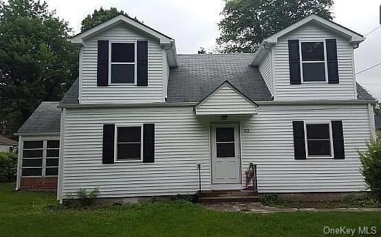 View of front of house featuring a front yard