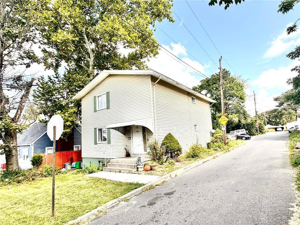 a view of a house with backyard