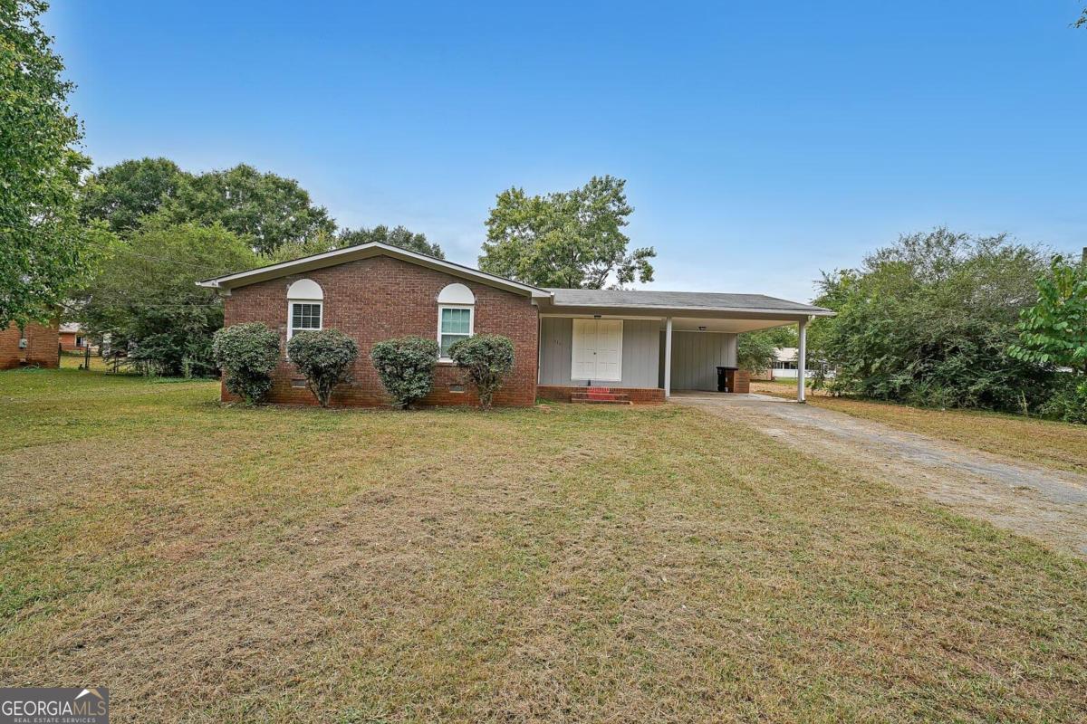 a view of a house with a yard