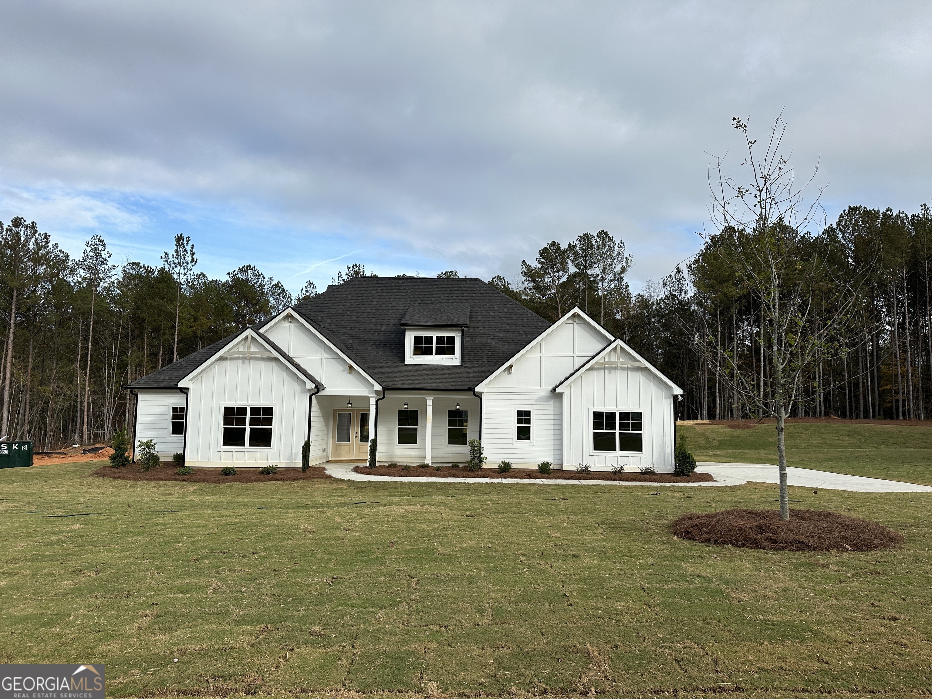 a view of house with garden