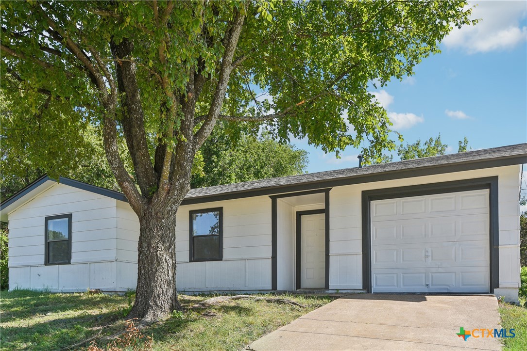 a front view of house with yard