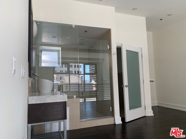 $4,716 | 727 West 7th Street, Unit PH1304 | Downtown Los Angeles