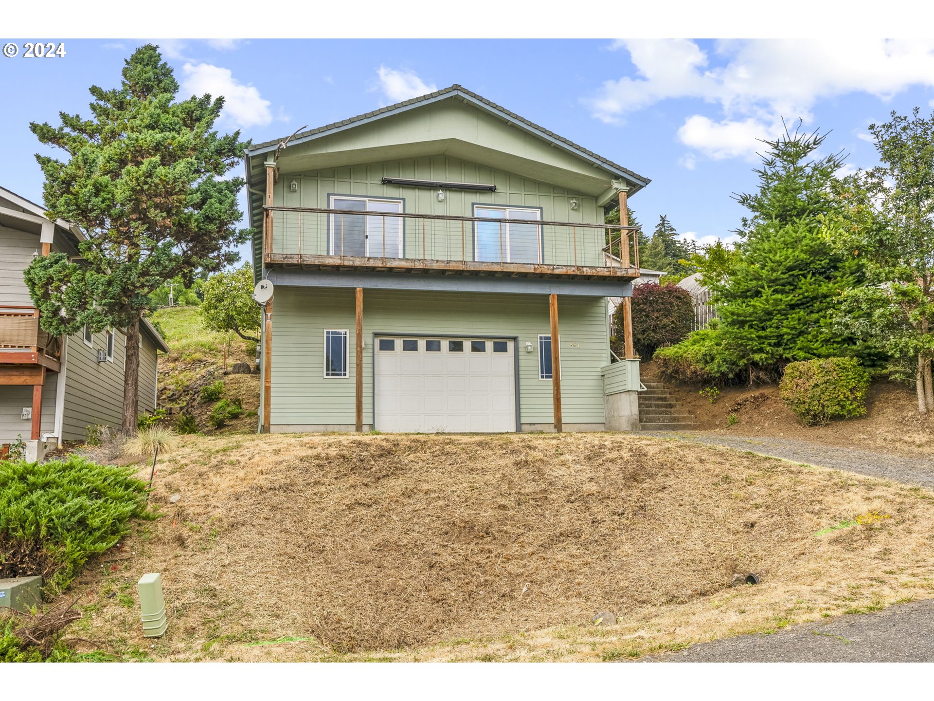 a view of a house with a yard