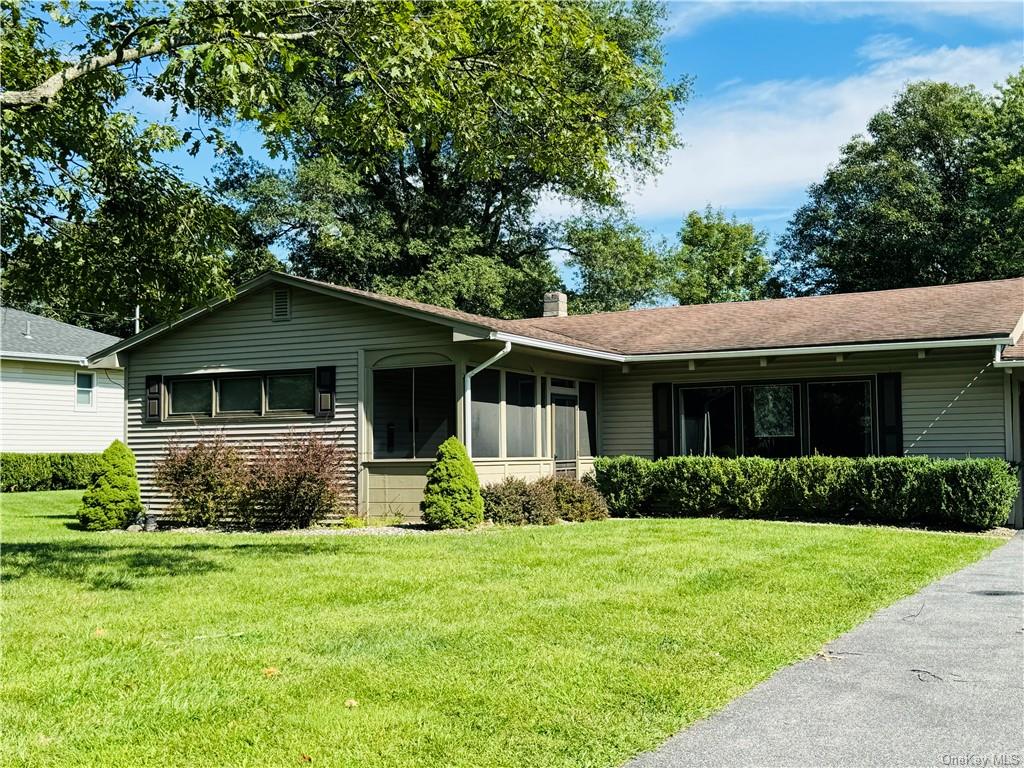 Ranch style Single story home with a front lawn