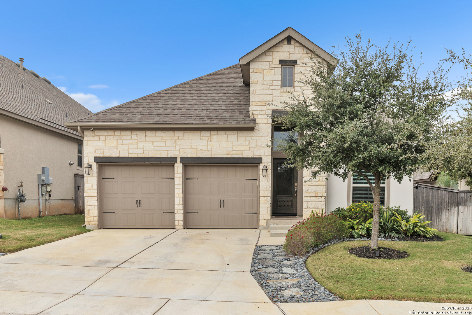 a front view of house with garage and yard