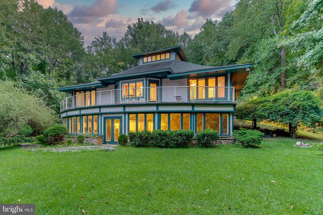 $1,699,900 | 4895 Bayview Drive