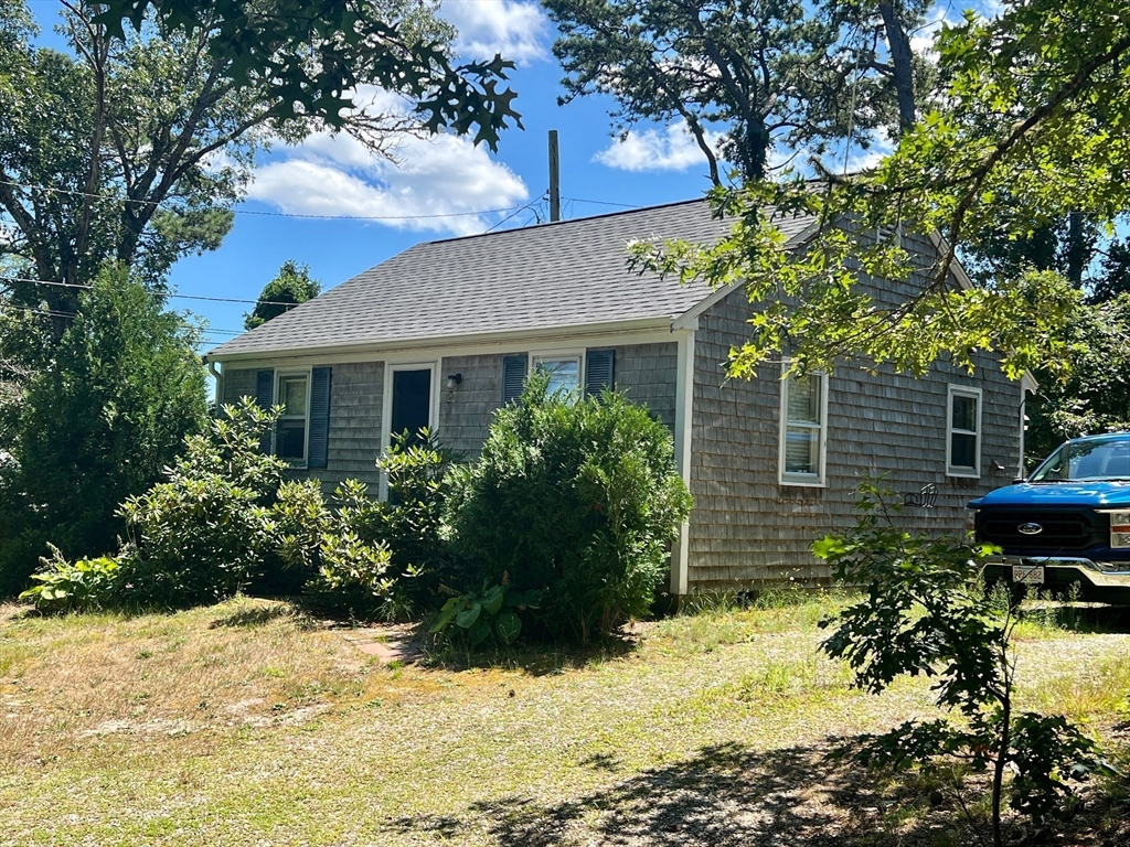 a view of a house with a yard