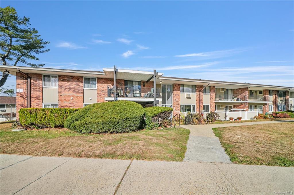 View of front facade with a front lawn