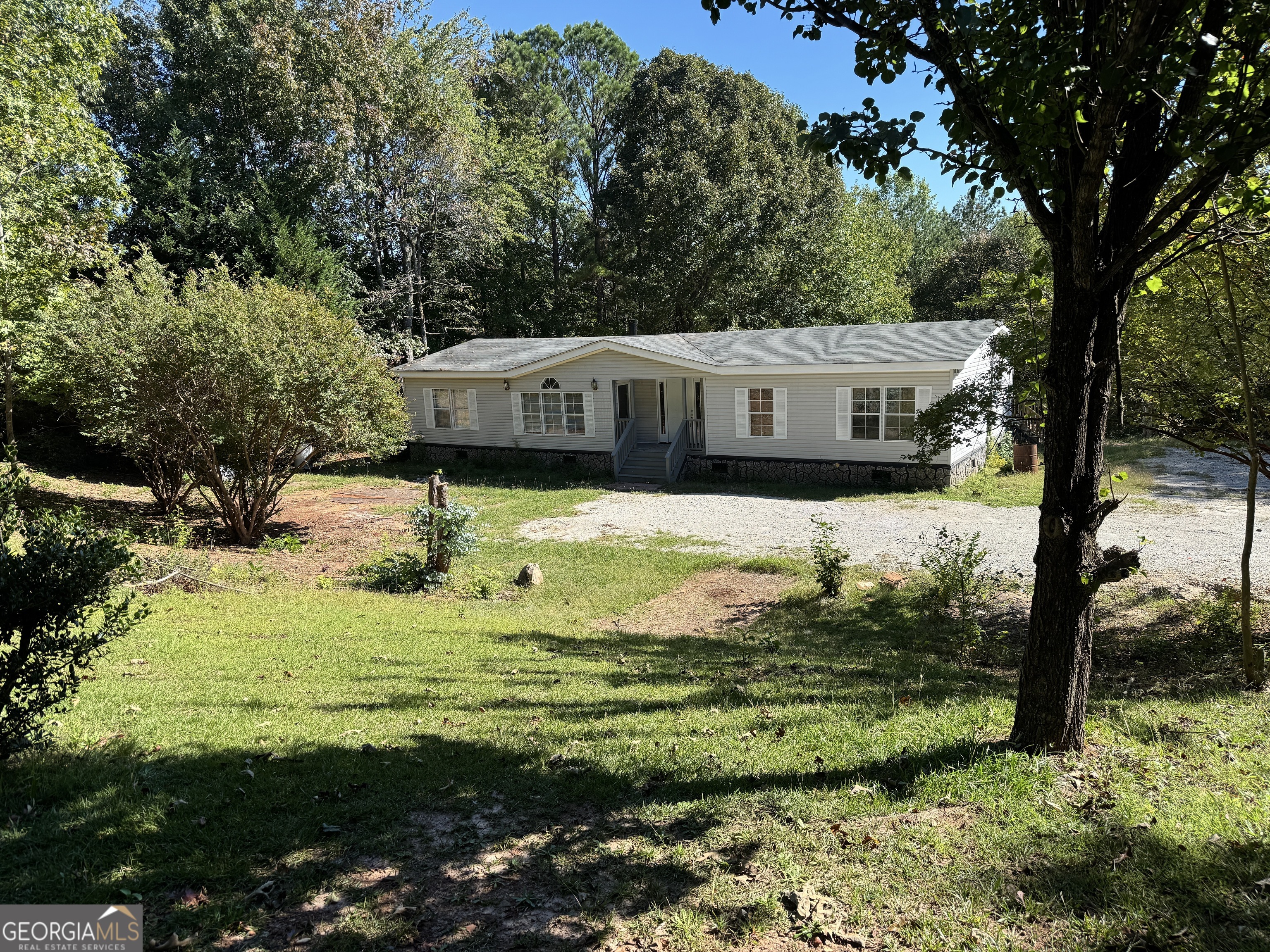 a view of a house with a yard