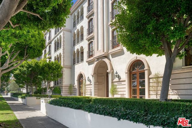 $1,695,000 | 9249 Burton Way, Unit 301 | Beverly Hills