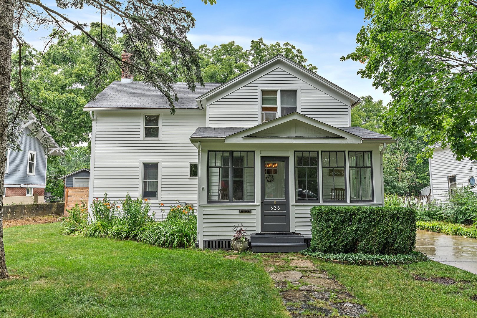 a view of a house with a yard