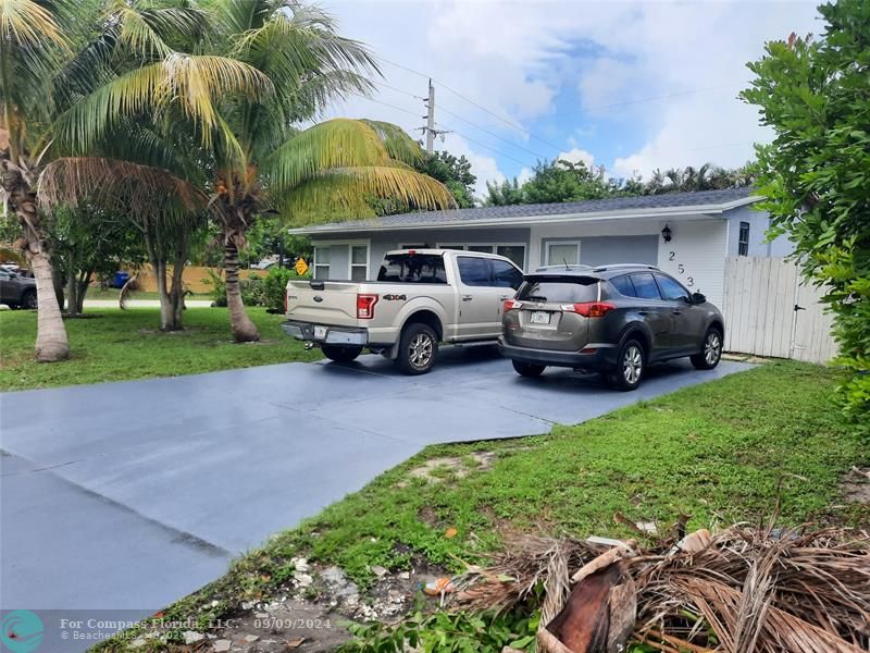 Driveway with a lot of parking space