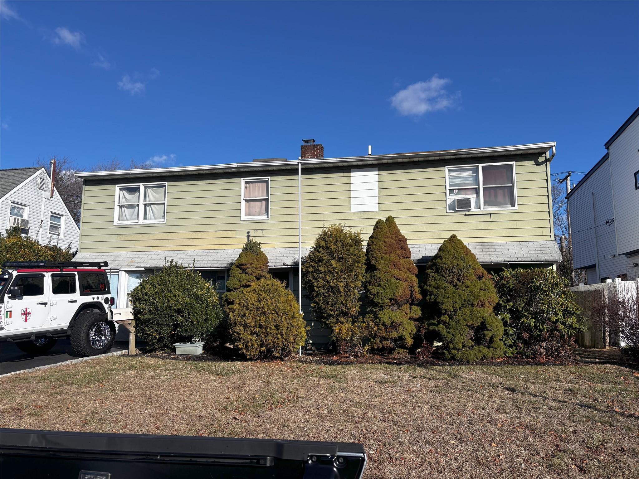 View of front facade featuring a front lawn