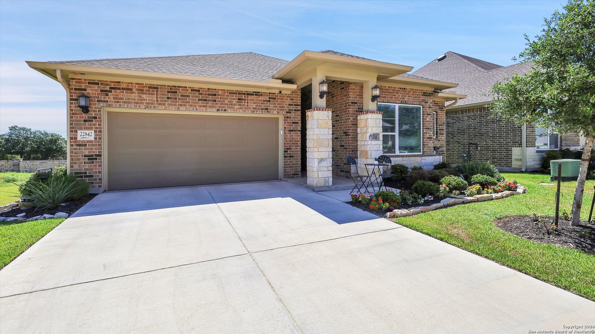 a front view of house with yard