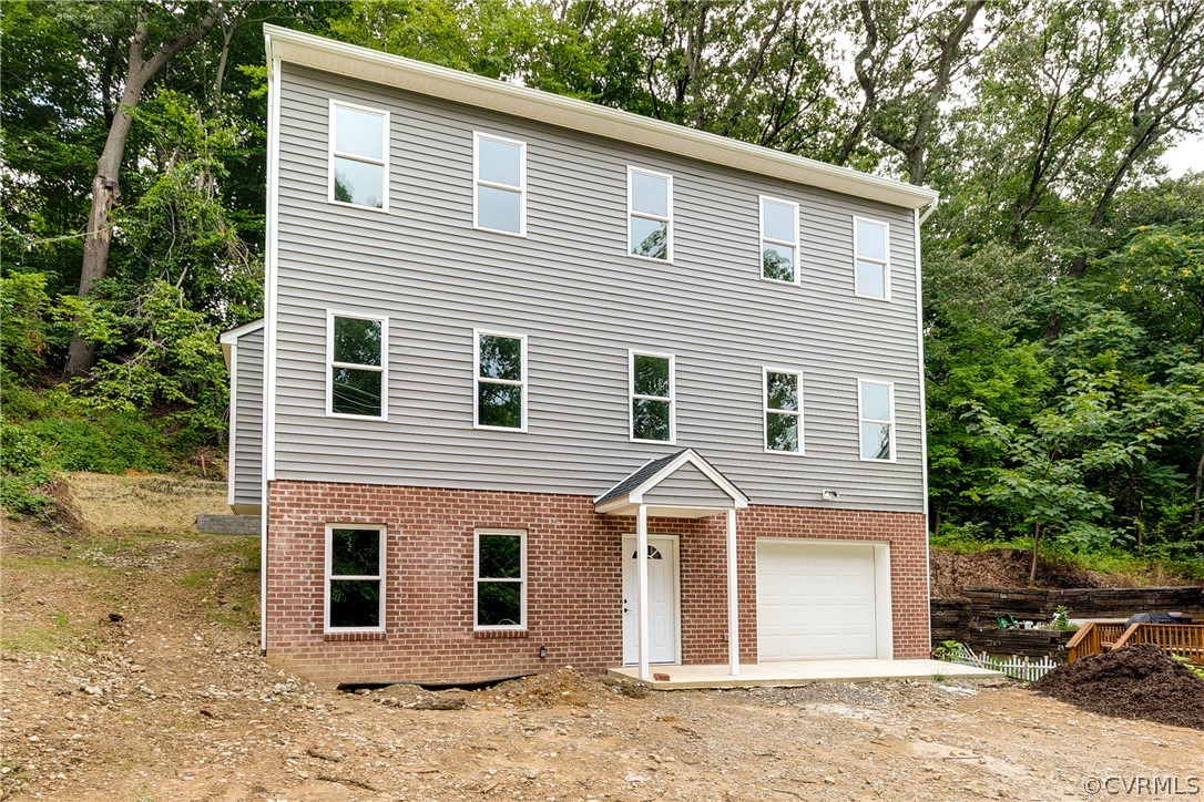 a view of a house with a backyard