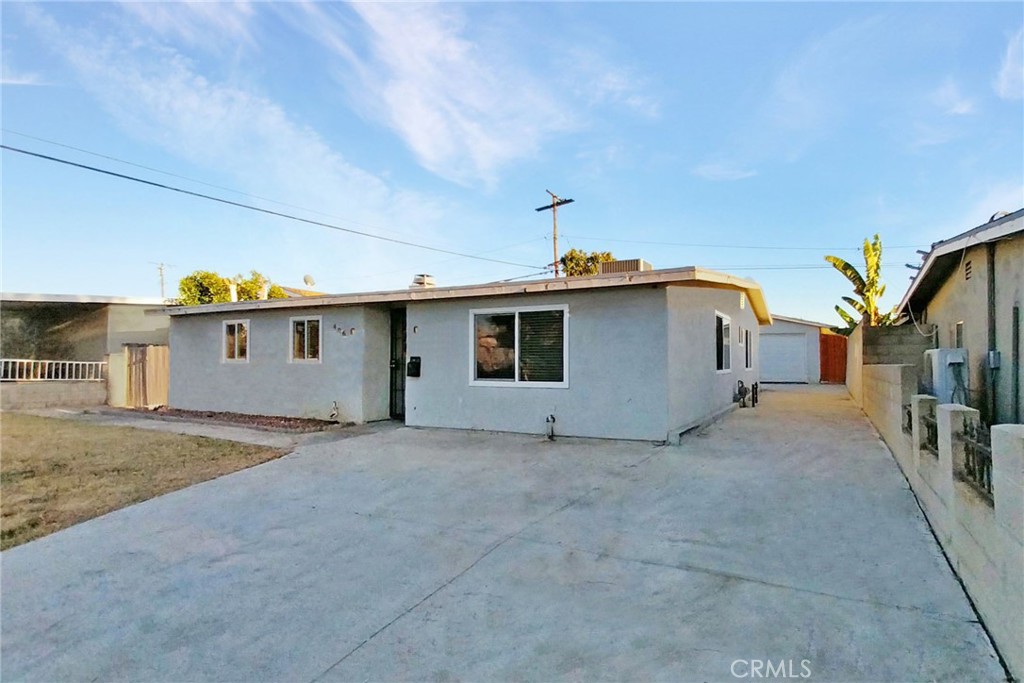 a view of a house with a backyard